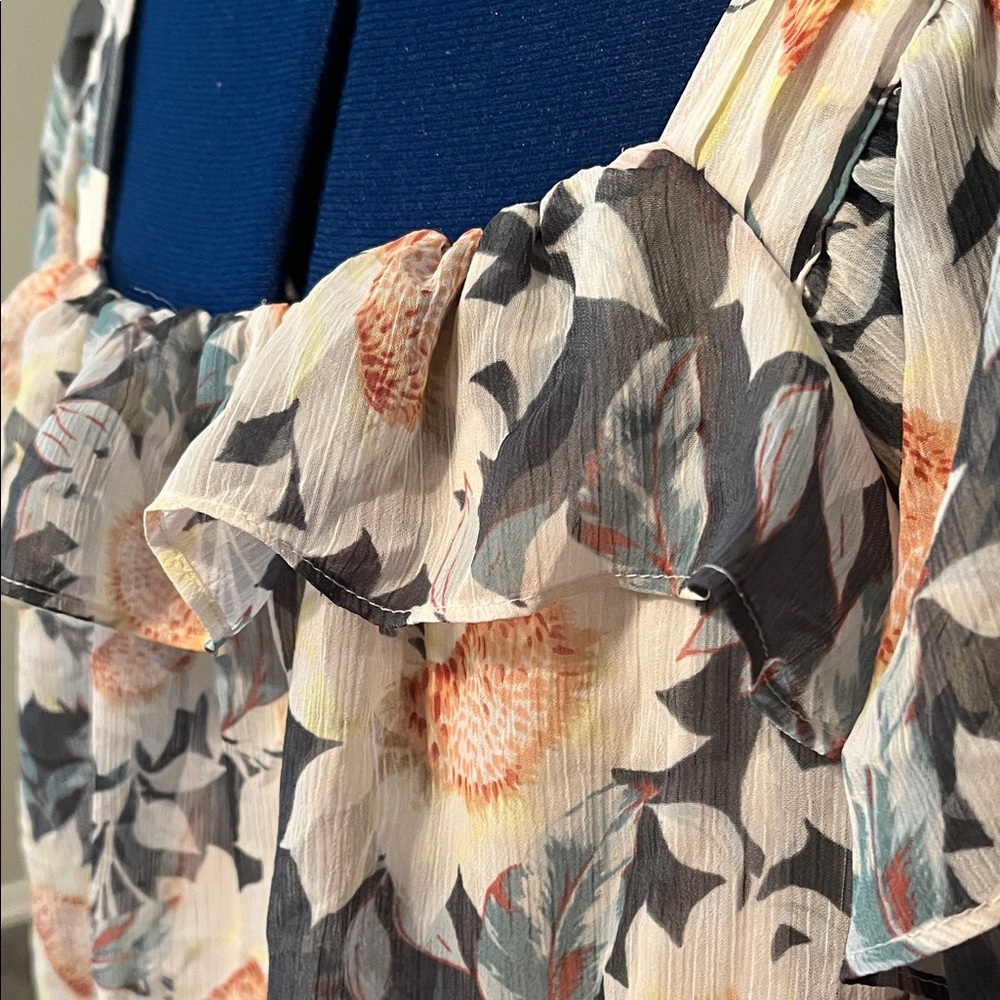 LC Lauren Conrad Floral Blouse in Gray and Cream - Picture 4 of 10